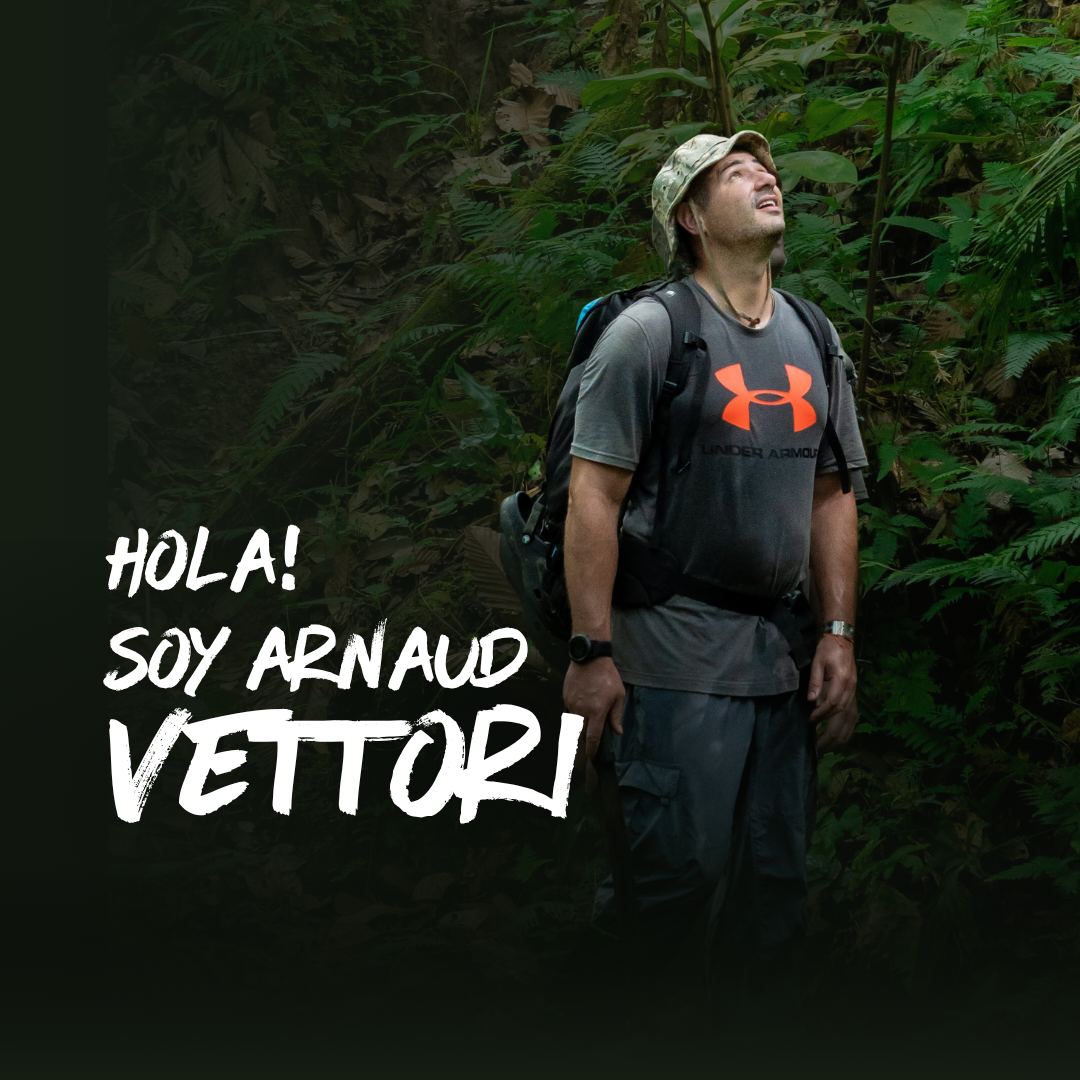 Arnaud Vettori, photographe, dans la jungle panaméenne, prêt pour une journée d’observation.